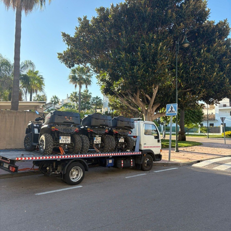 Plataforma de Grúas Víctor transportando varios quads