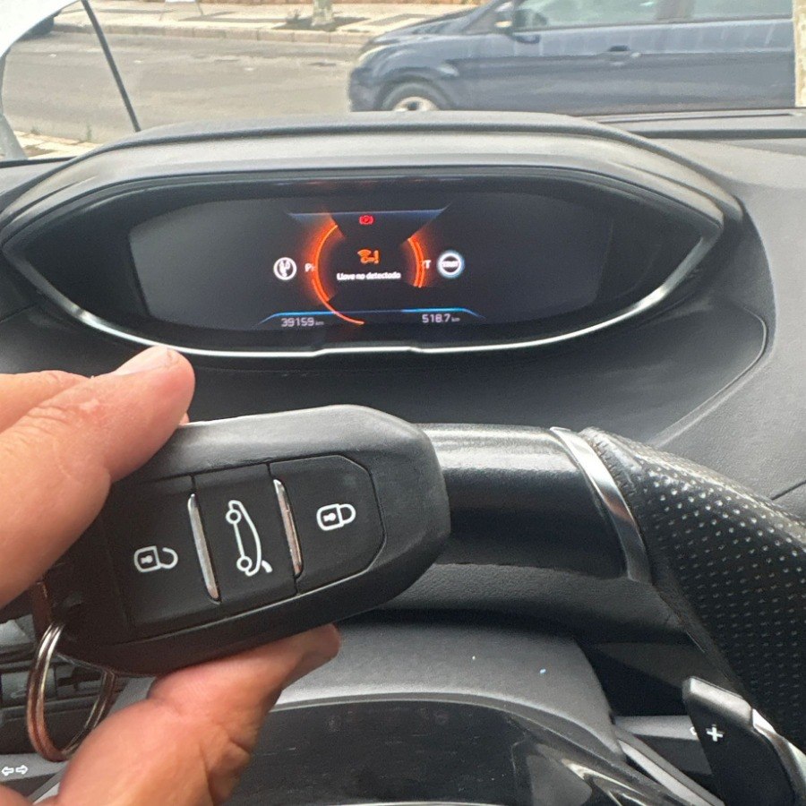 Mando de vehículo frente al cuadro de instrumentos