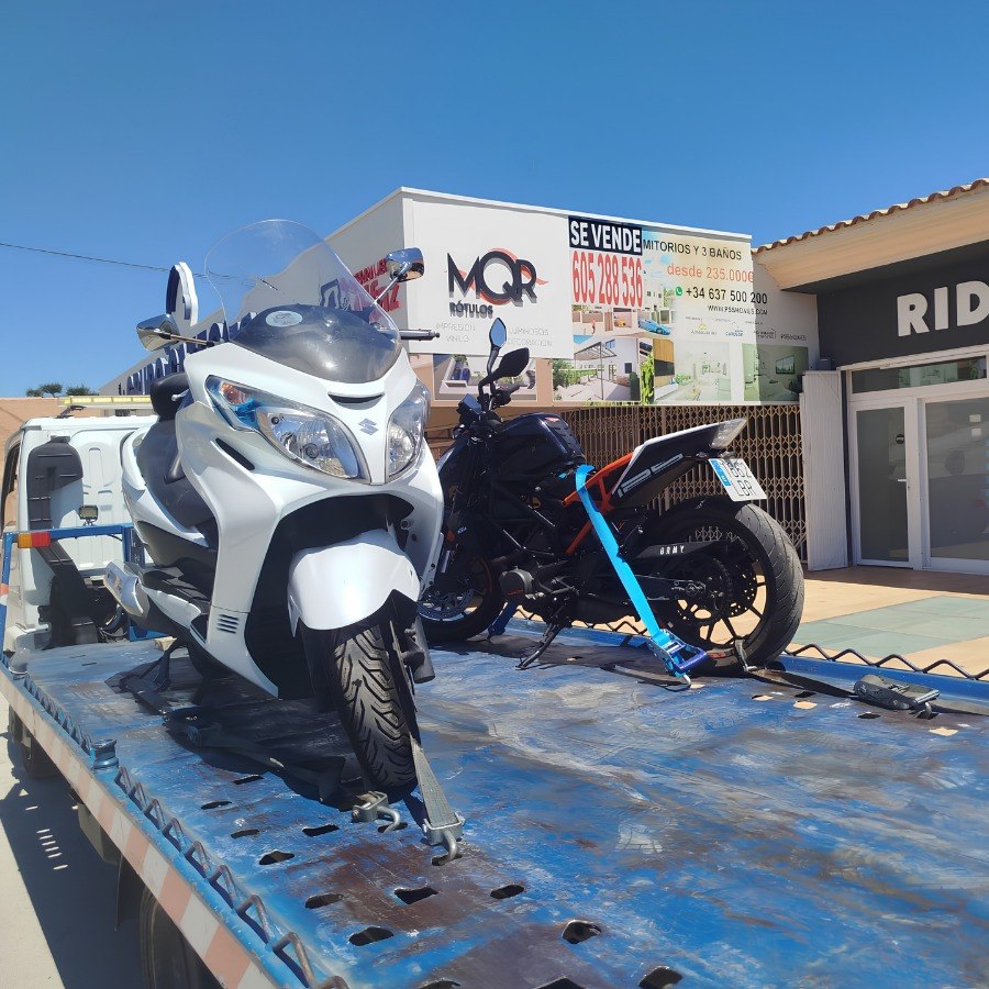 Servicio de transporte de motos en la plataforma de Grúas Víctor